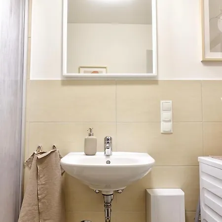 Modernes Studio-apartment Mit Privatem Stellplatz Fuer Bis Zu 4 Personen Naehe Mosel & Weinberge Und Stadtnah 公寓 科布倫茨