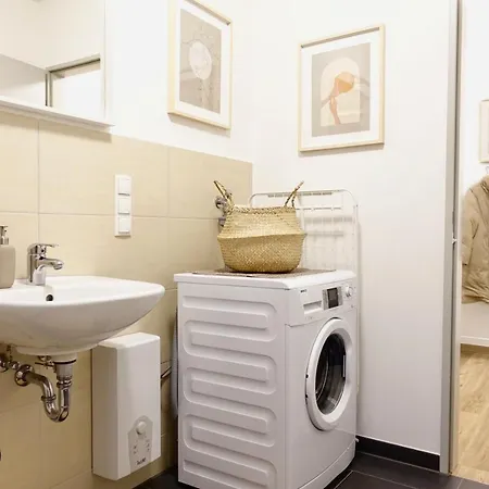 شقة Modernes Studio-apartment Mit Privatem Stellplatz Fuer Bis Zu 4 Personen Naehe Mosel & Weinberge Und Stadtnah كوبلنس